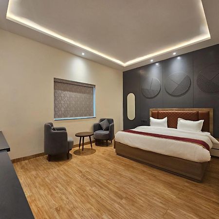 Hotel Elara Дехрадун Екстериор снимка