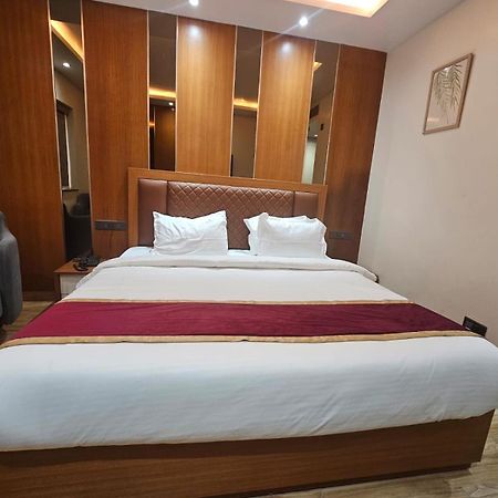 Hotel Elara Дехрадун Екстериор снимка