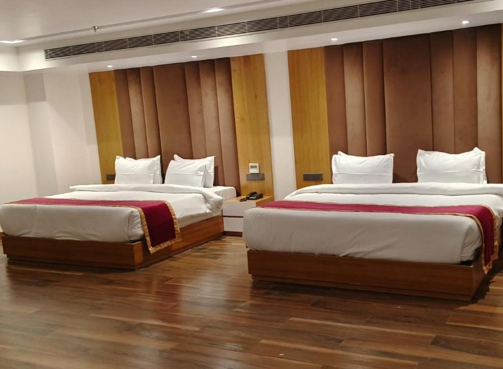 Hotel Elara Дехрадун Екстериор снимка