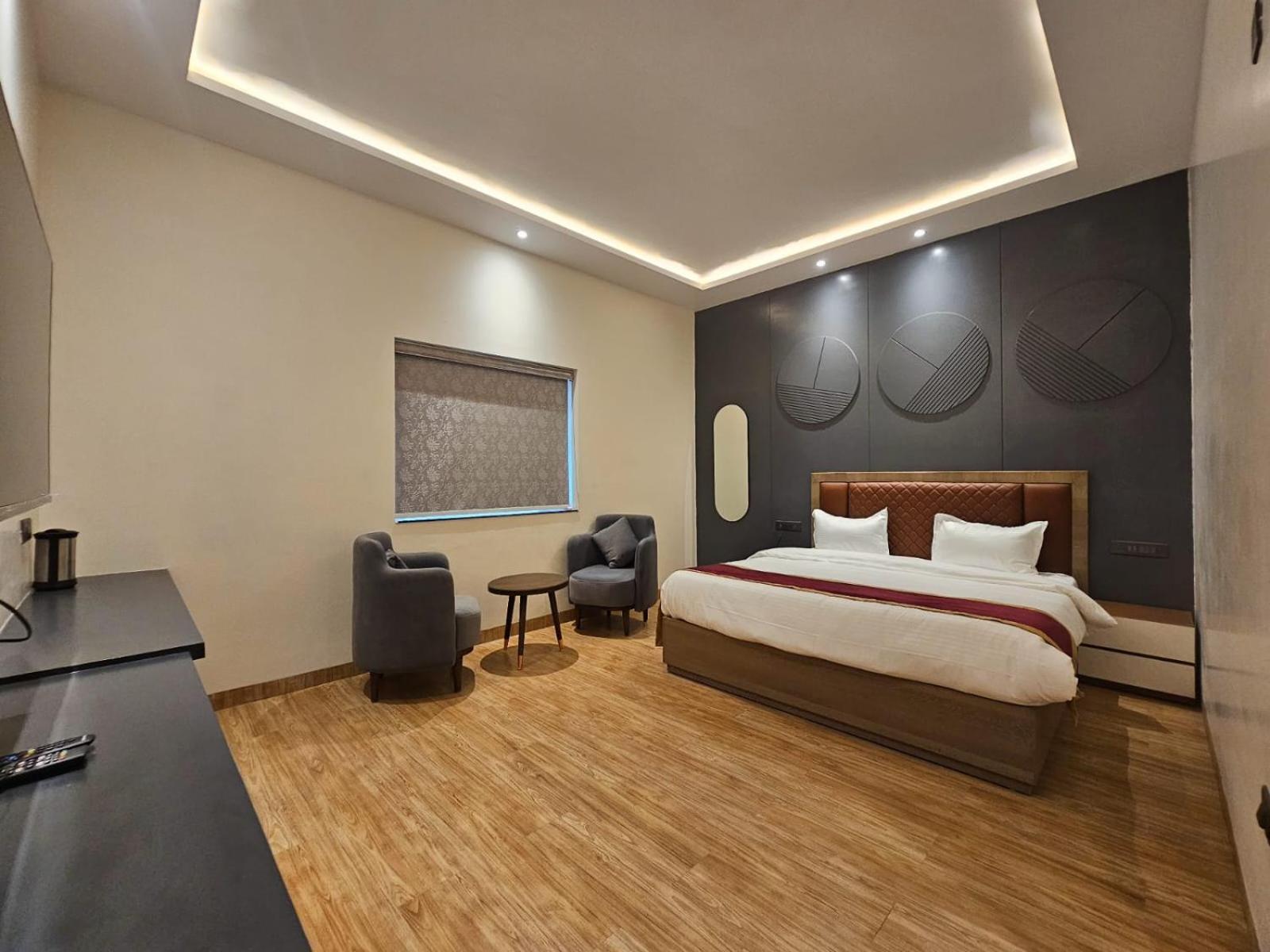 Hotel Elara Дехрадун Екстериор снимка