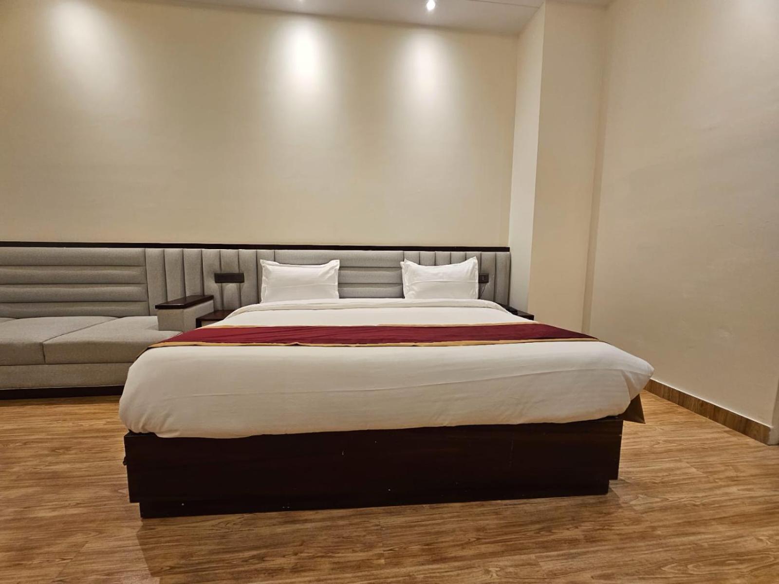 Hotel Elara Дехрадун Екстериор снимка