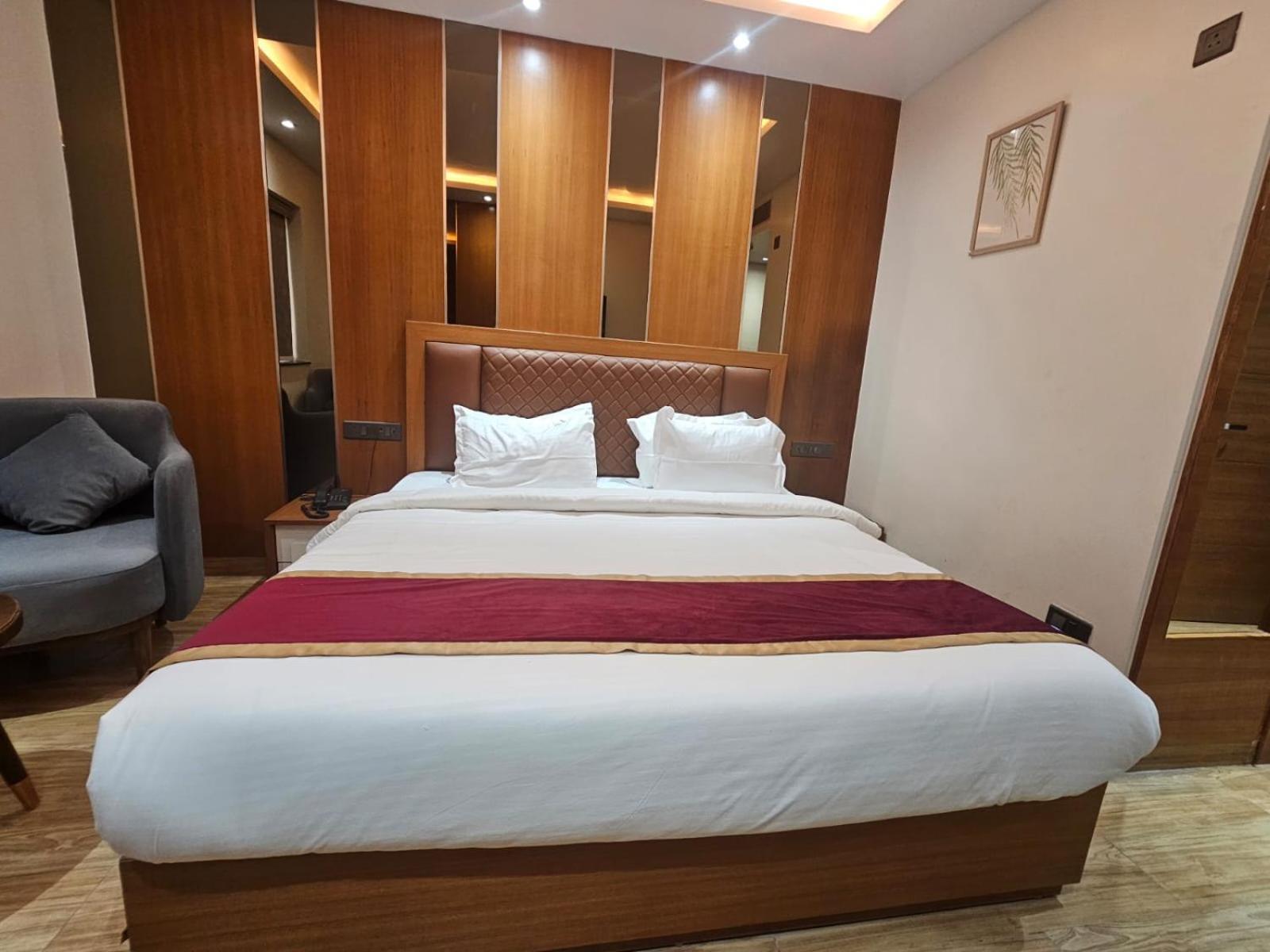 Hotel Elara Дехрадун Екстериор снимка
